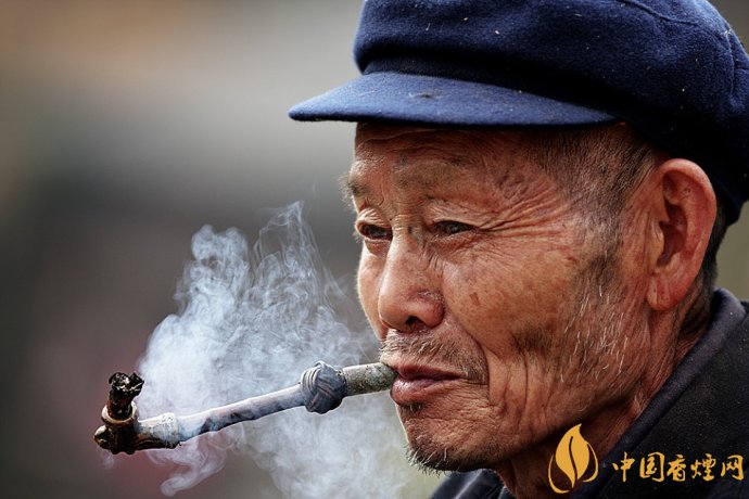 旱煙和煙卷哪個(gè)危害大，旱煙袋很有講究