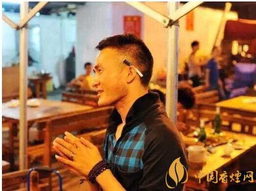 香煙夾耳朵上是怎么來的，耳夾煙是男人的專利